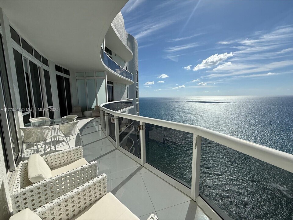 15811 Collins Ave, Unit 4207 in North Miami Beach, FL - Building Photo