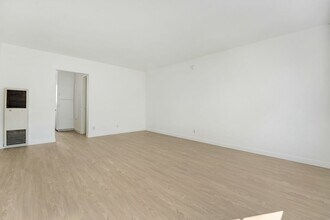 10906 Santa Monica Blvd in Los Angeles, CA - Building Photo - Building Photo