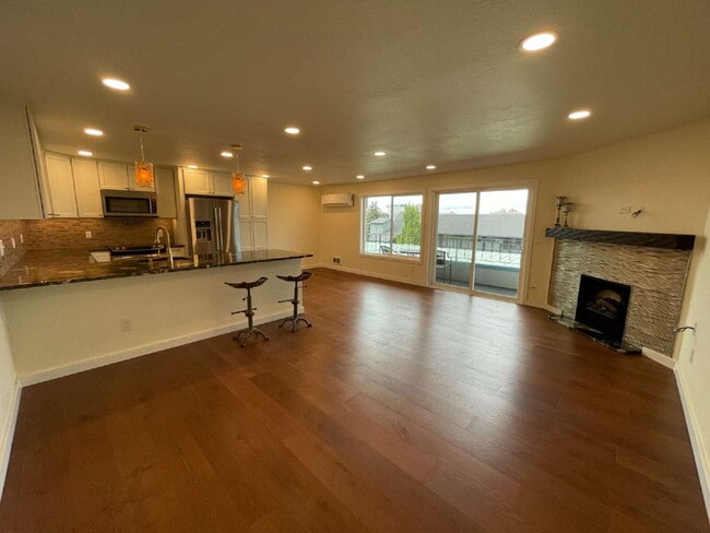 property at 214 W 6th Ave