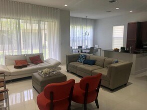 9824 W 34th Ct in Hialeah, FL - Building Photo - Building Photo