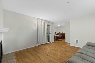 19230 Forest Park Dr NE in Lake Forest Park, WA - Building Photo - Building Photo