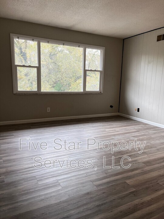 205 W Allen St in Springfield, IL - Building Photo