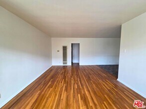 7621 Hampton Ave in West Hollywood, CA - Foto de edificio - Building Photo