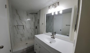 10013 Winding Lake Rd, Unit 107 in Sunrise, FL - Building Photo - Building Photo