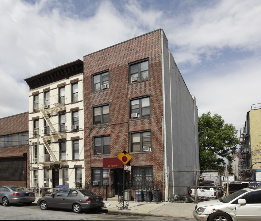 692 Henry St in Brooklyn, NY - Building Photo