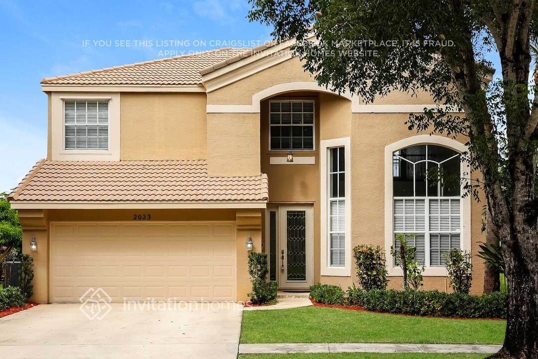 2023 Reston Cir in Royal Palm Beach, FL - Building Photo