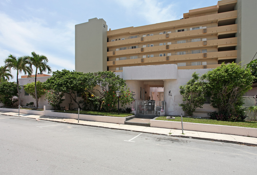 300 Van Buren St in Hollywood, FL - Building Photo