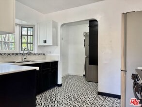 2927 S West View St in Los Angeles, CA - Building Photo - Building Photo