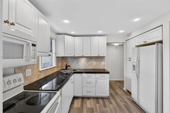 3100 Riverside Dr in Coral Springs, FL - Building Photo - Building Photo