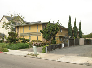 Casa Vista Apartments in Chula Vista, CA - Building Photo - Building Photo