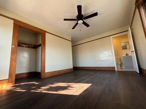 526 W 49th St in Los Angeles, CA - Foto de edificio - Building Photo