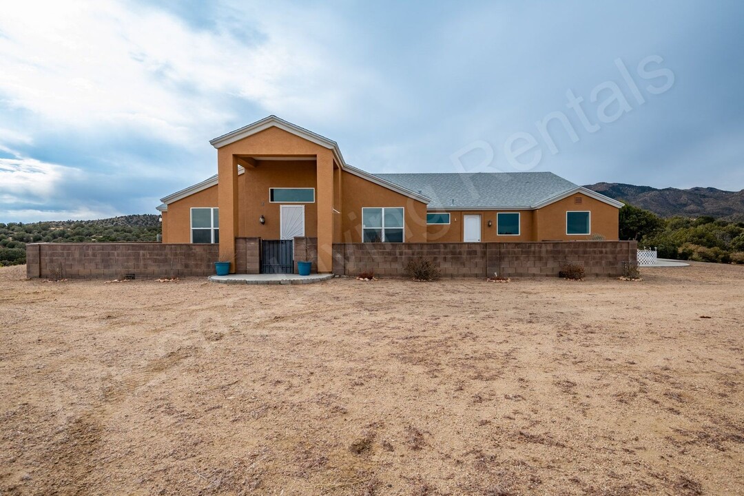 9076 Mountain Shadow Rd in Kingman, AZ - Building Photo