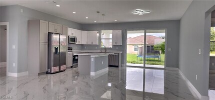 1050 Eisenhower Blvd in Lehigh Acres, FL - Building Photo - Building Photo