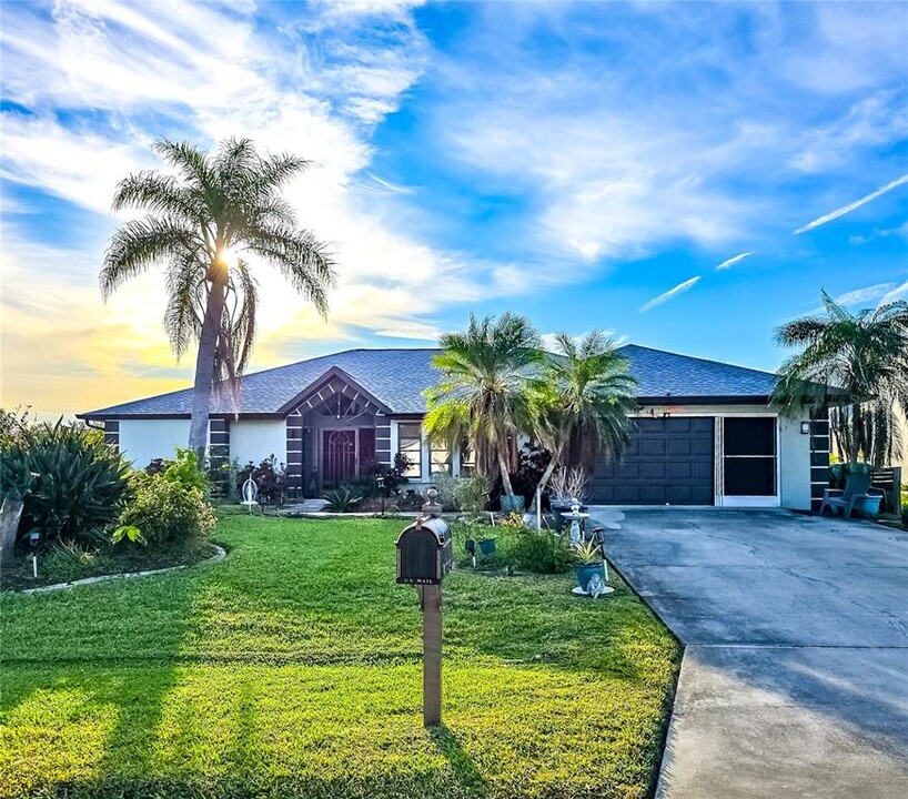 949 Chevy Chase St NW in Port Charlotte, FL - Building Photo