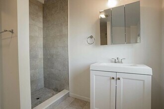 92 Maple St, Unit 92 Maple Street in Boston, MA - Foto de edificio - Building Photo