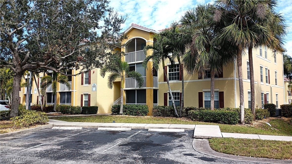 4105 Residence Drive in Ft. Myers, FL - Building Photo