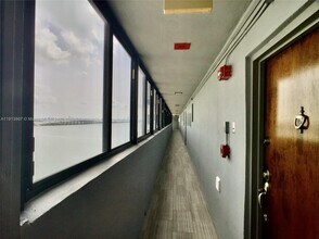 555 NE 30th St in Miami, FL - Building Photo - Building Photo