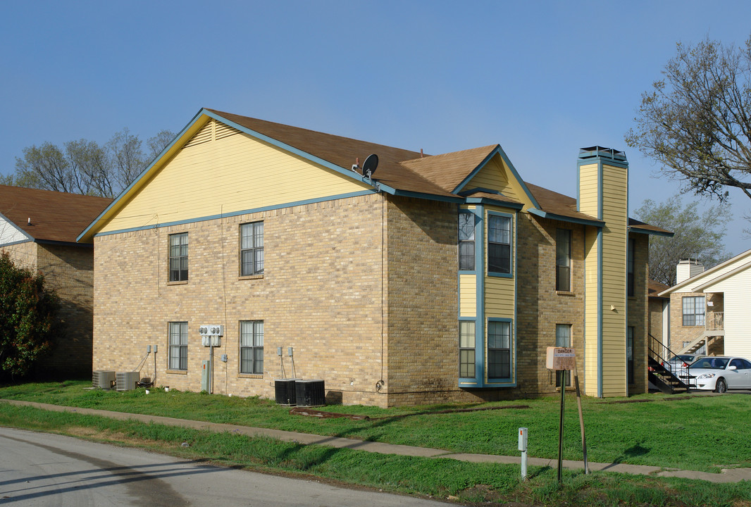 205 W Trinity St in Forney, TX - Foto de edificio