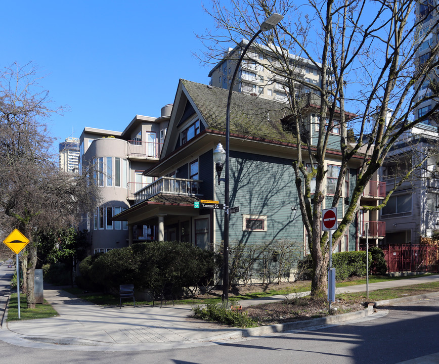 1050 Nicola St in Vancouver, BC - Building Photo