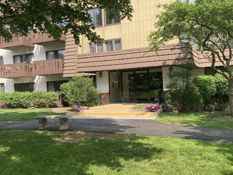 12900 W Heiden Cir in Lake Bluff, IL - Building Photo