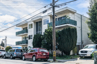 Cypress Manor in San Leandro, CA - Foto de edificio - Building Photo