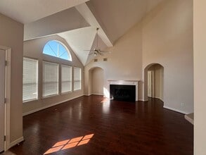 5819 Brook Bend Dr in Sugar Land, TX - Building Photo - Building Photo