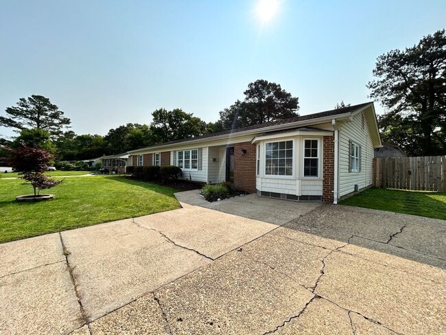 629 Bethune Dr in Virginia Beach, VA - Building Photo - Building Photo