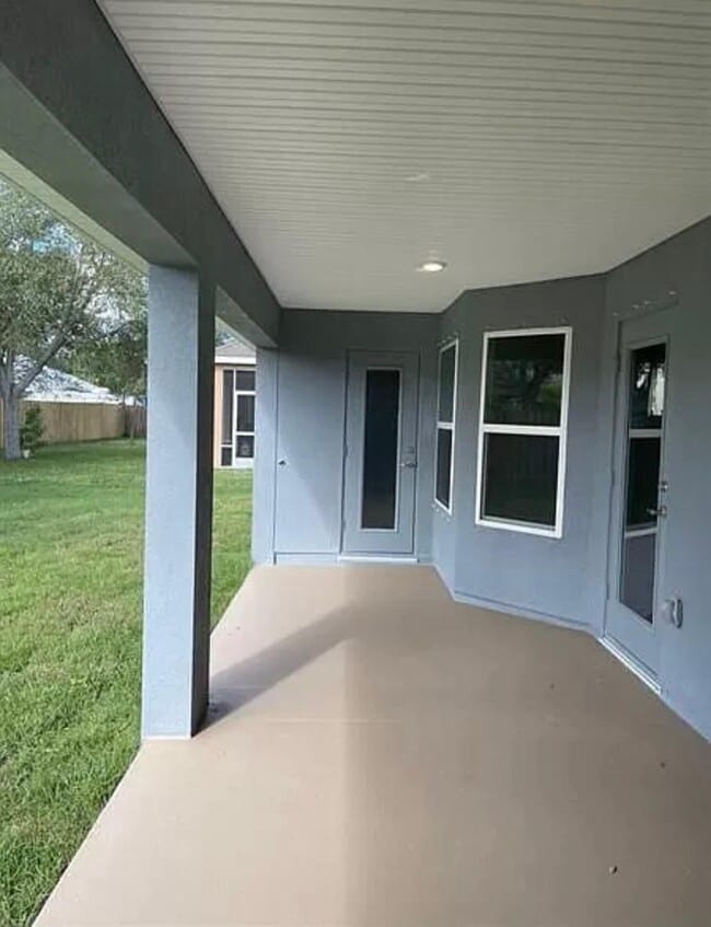 5237 NW Reba Cir in Port St. Lucie, FL - Foto de edificio - Building Photo