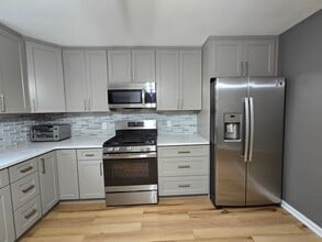 3 Hirschklau Ln, Unit Spacious 2BR/2BA Condo in Fair Lawn, NJ - Building Photo - Building Photo