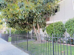 6633 Woodley Ave in Van Nuys, CA - Building Photo - Building Photo