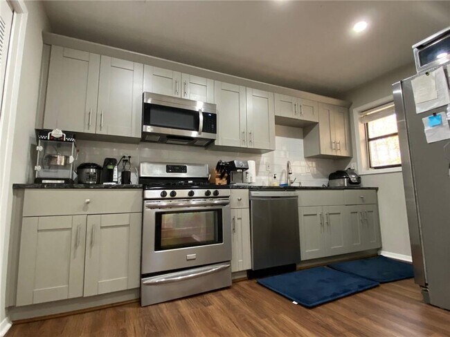 704 Dunbar Dr in Dunwoody, GA - Building Photo - Building Photo