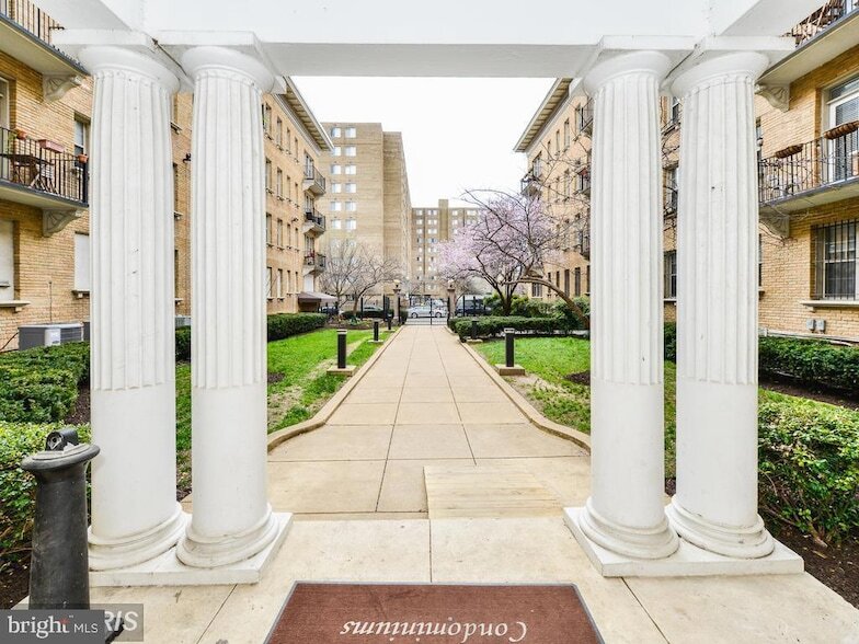 1401 Columbia Rd NW, Unit 105 in Washington, DC - Building Photo