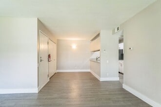 Pine Creek Apartments in Holland, MI - Building Photo - Building Photo