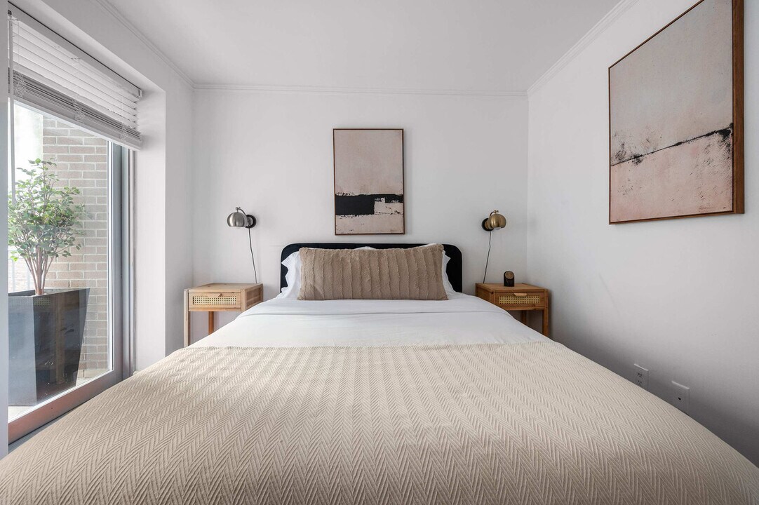 209 W 20th St in New York, NY - Building Photo