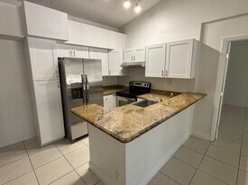 811 Lyons Rd in Coconut Creek, FL - Building Photo
