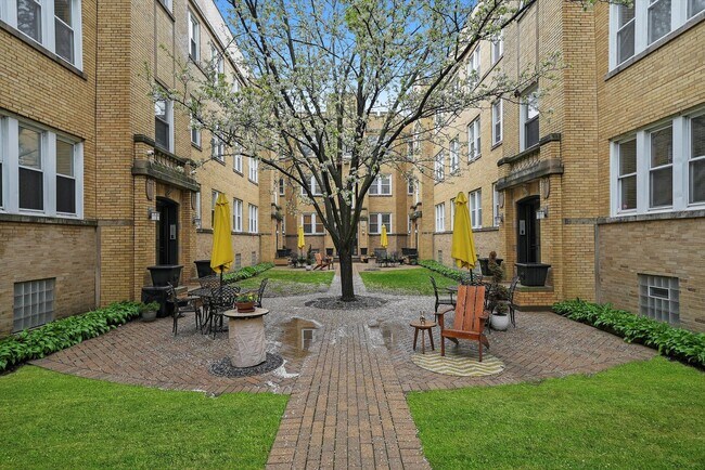 1338.5 W Estes Ave in Chicago, IL - Building Photo - Building Photo
