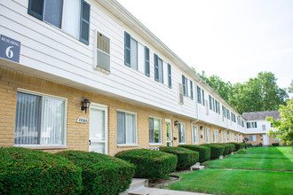 Century Square Townhomes in Taylor, MI - Foto de edificio - Building Photo