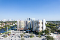 Crestview Towers in North Miami Beach, FL - Foto de edificio - Building Photo