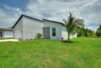 1220 Papillon St in North Port, FL - Building Photo - Building Photo