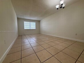 13920 Lake Placid Ct in Hialeah, FL - Building Photo - Building Photo