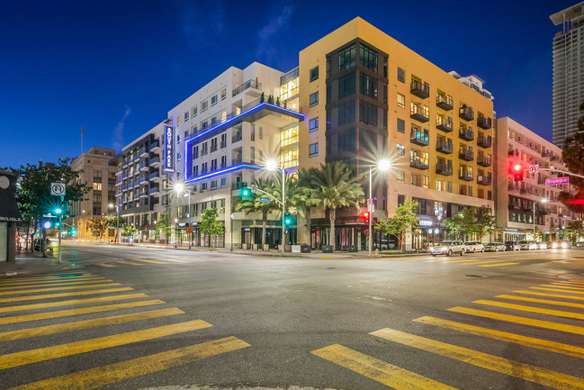 South Park by Windsor in Los Angeles, CA - Foto de edificio - Building Photo