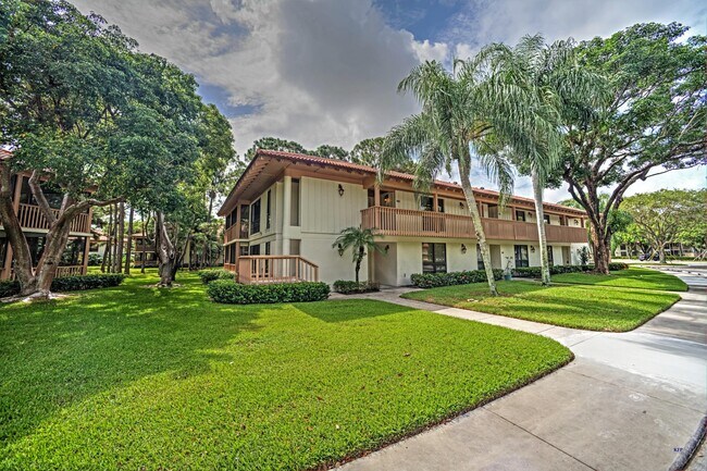 135 Brackenwood Rd in Palm Beach Gardens, FL - Foto de edificio - Building Photo