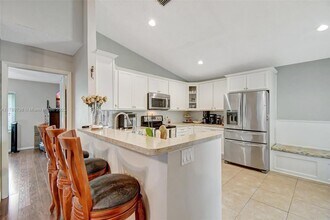 303 E Riverbend Dr in Sunrise, FL - Building Photo - Building Photo