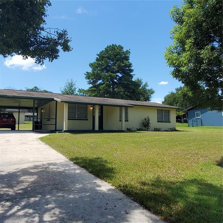 37204 Nicole Ave in Zephyrhills, FL - Foto de edificio