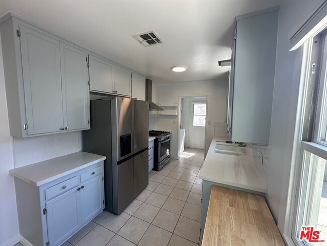 3169 S Bentley Ave in Los Angeles, CA - Building Photo - Building Photo