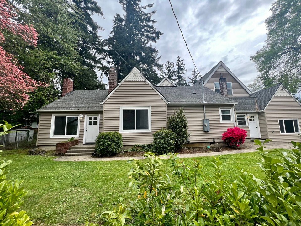 2500 SE Tarbell Ave in Milwaukie, OR - Building Photo