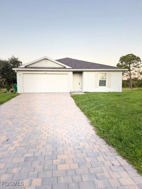 5019 Moon Ln in La Belle, FL - Building Photo
