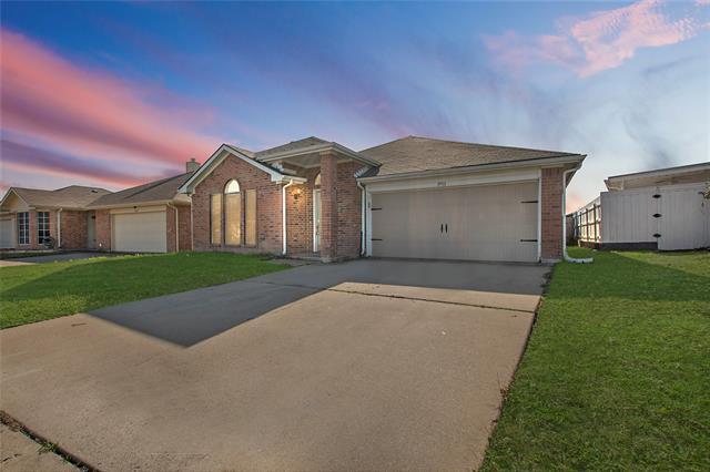 1953 Fox Meadow Trail in Grand Prairie, TX - Building Photo