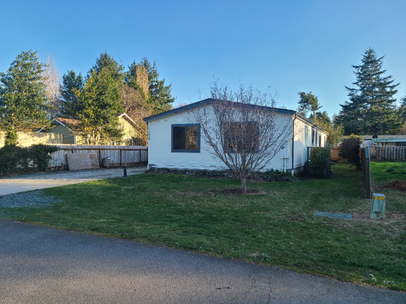 1172 4th St NE in Bandon, OR - Building Photo