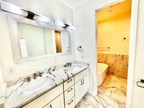 2318 Stutz Dr in Dallas, TX - Building Photo - Building Photo